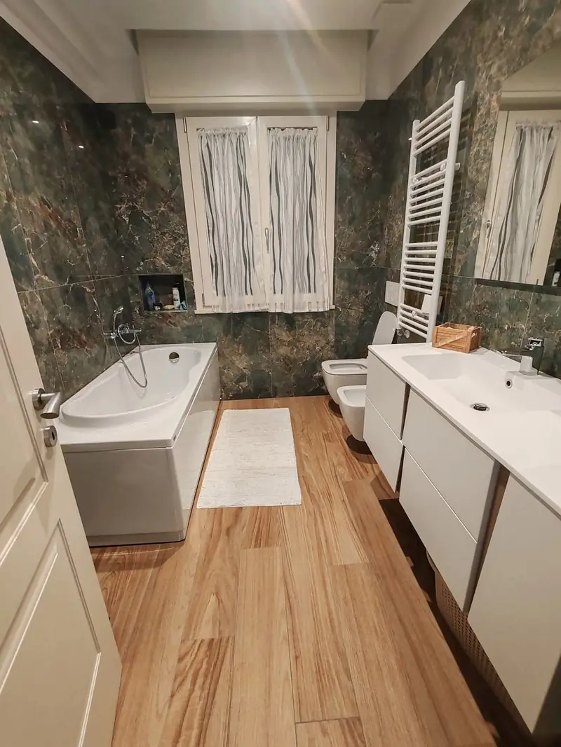 Bagno finito con rivestimento in marmo verde