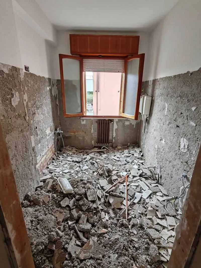 Bagno prima della ristrutturazione, in fase di demolizione